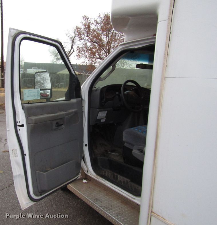 image for item DG6742 2007 Ford Econoline E450 shuttle bus