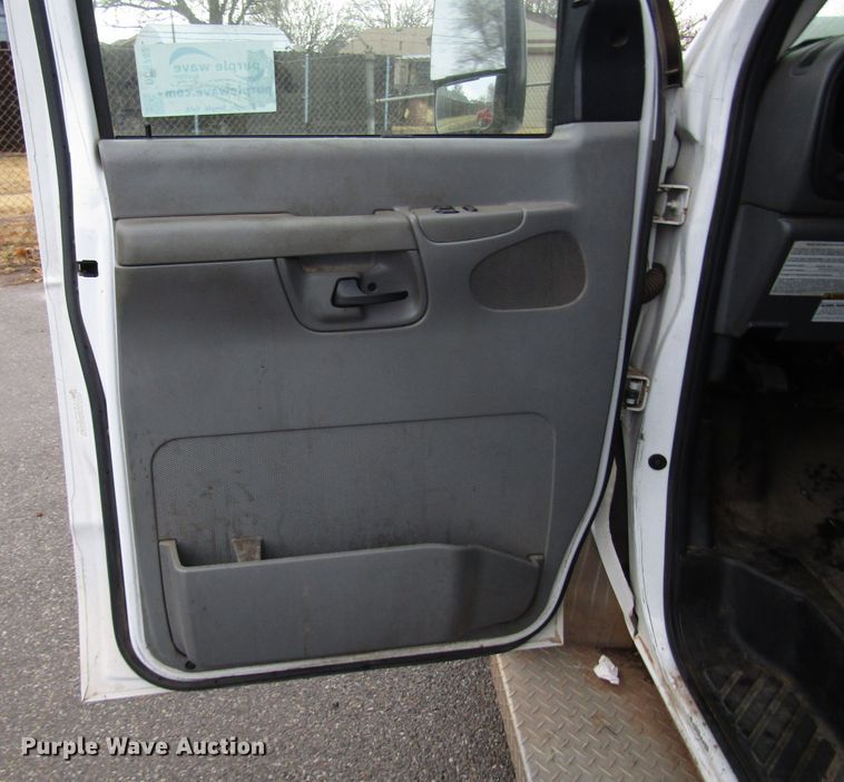 image for item DG6742 2007 Ford Econoline E450 shuttle bus