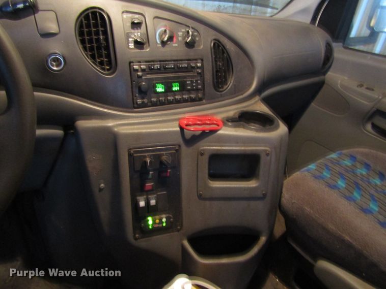 image for item DG6742 2007 Ford Econoline E450 shuttle bus