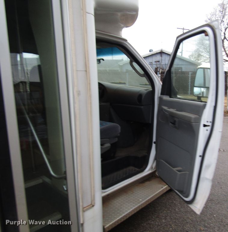 image for item DG6742 2007 Ford Econoline E450 shuttle bus