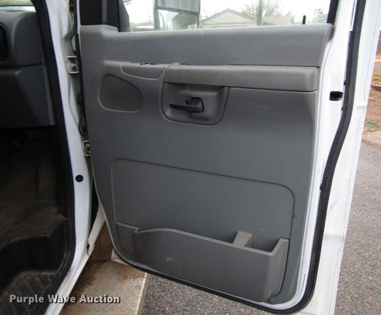 image for item DG6742 2007 Ford Econoline E450 shuttle bus