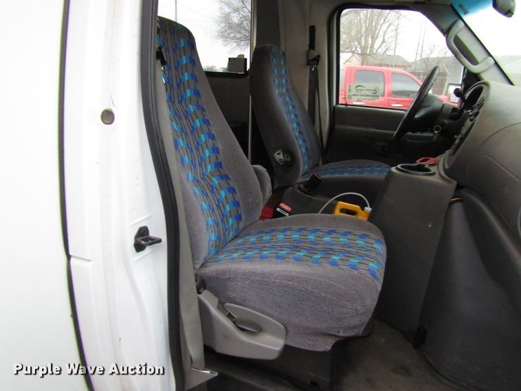 image for item DG6742 2007 Ford Econoline E450 shuttle bus