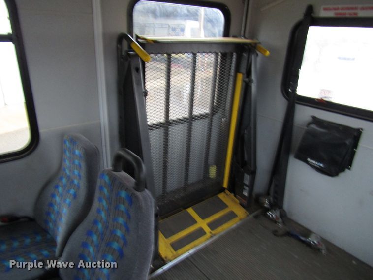 image for item DG6742 2007 Ford Econoline E450 shuttle bus