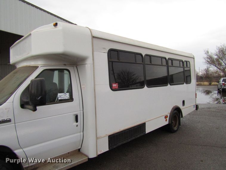 image for item DG6742 2007 Ford Econoline E450 shuttle bus
