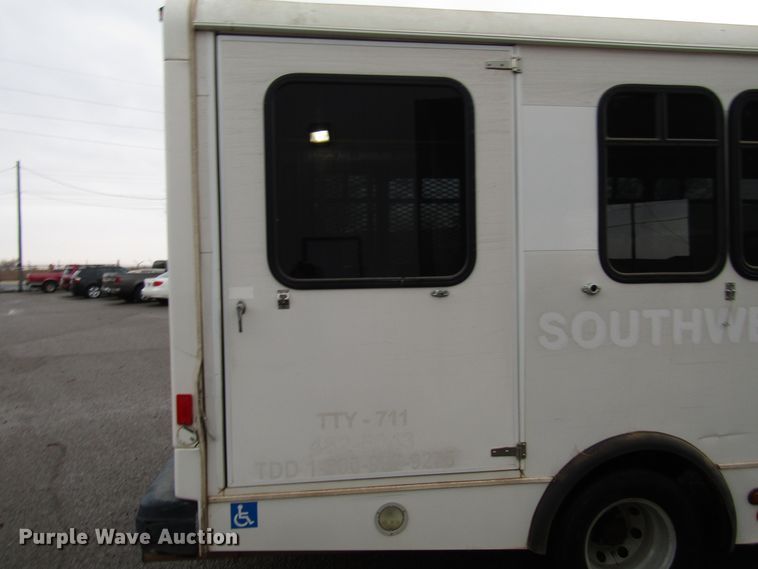 image for item DG6742 2007 Ford Econoline E450 shuttle bus