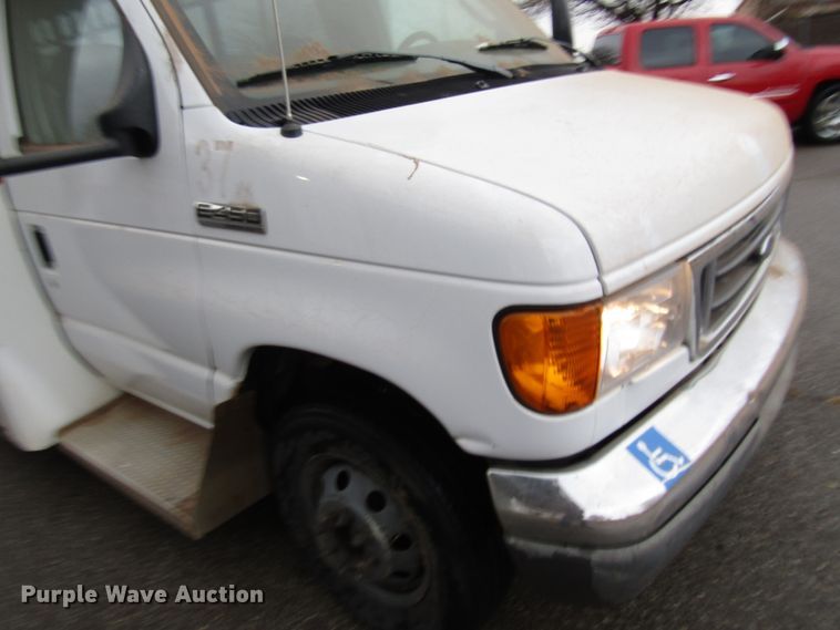 image for item DG6742 2007 Ford Econoline E450 shuttle bus