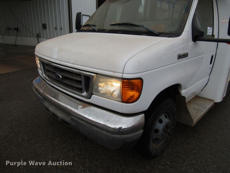 image for item DG6742 2007 Ford Econoline E450 shuttle bus