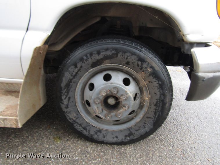 image for item DG6742 2007 Ford Econoline E450 shuttle bus