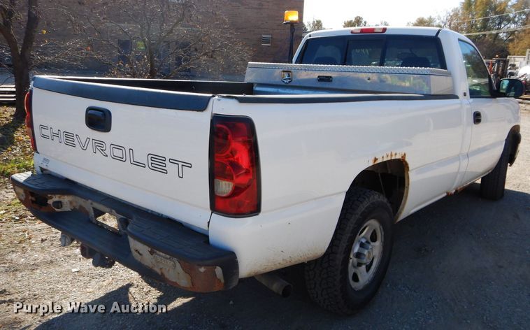 image for item DH2693 2004 Chevrolet Silverado 1500 pickup truck