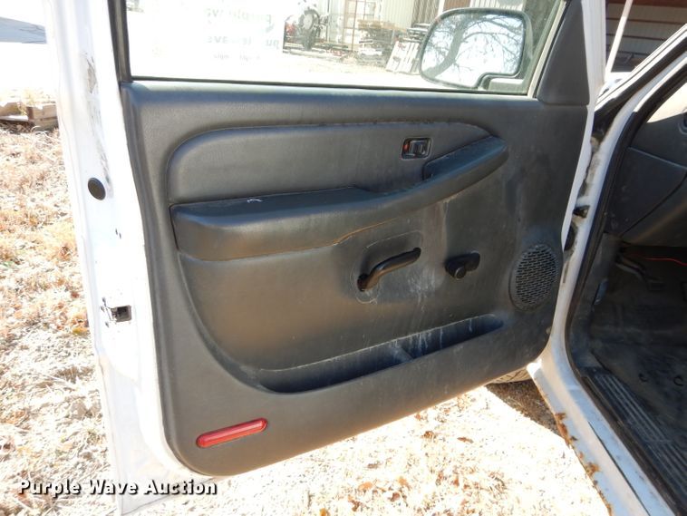 image for item DH2693 2004 Chevrolet Silverado 1500 pickup truck