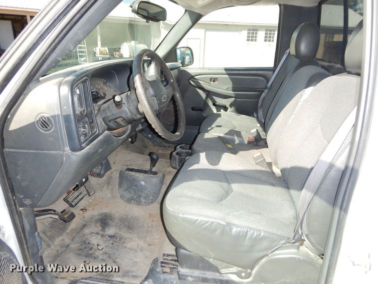 image for item DH2693 2004 Chevrolet Silverado 1500 pickup truck