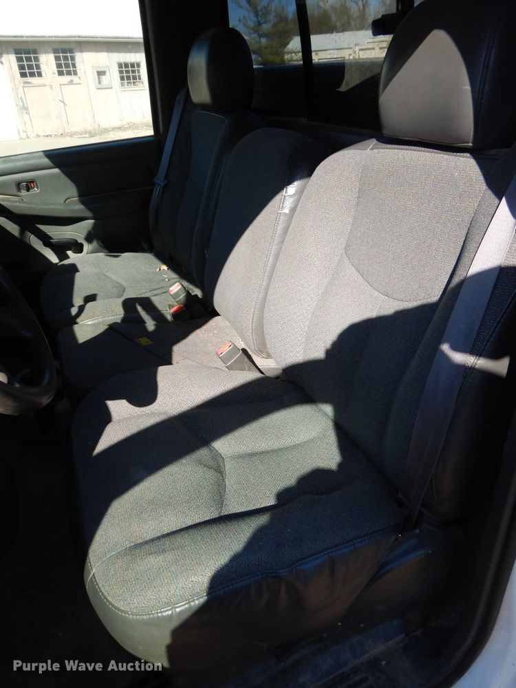 image for item DH2693 2004 Chevrolet Silverado 1500 pickup truck