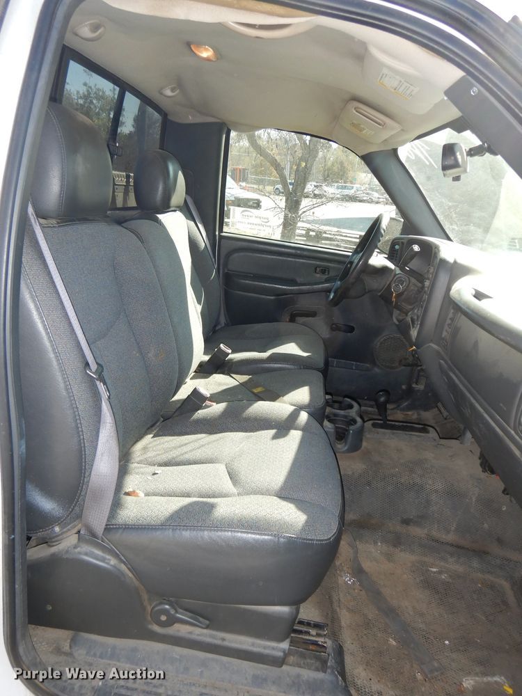 image for item DH2693 2004 Chevrolet Silverado 1500 pickup truck