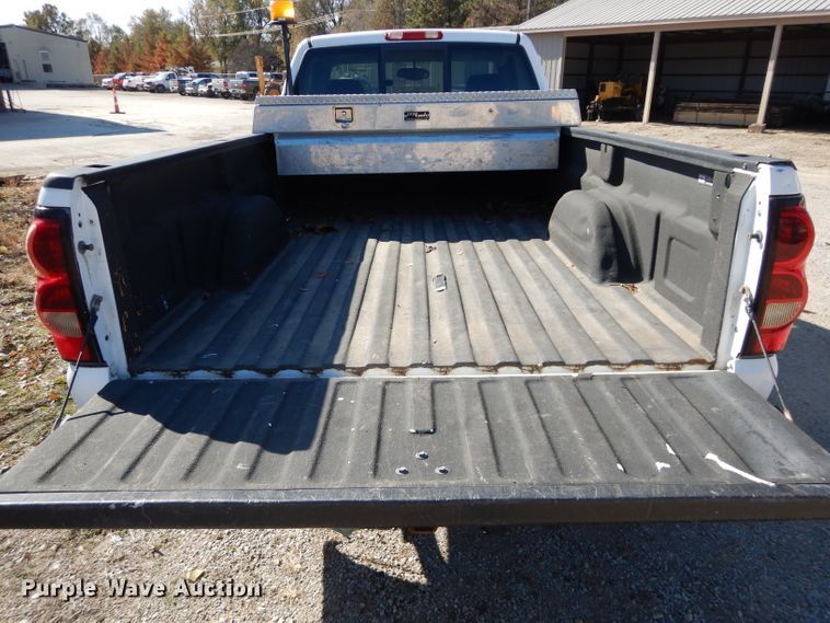 image for item DH2693 2004 Chevrolet Silverado 1500 pickup truck