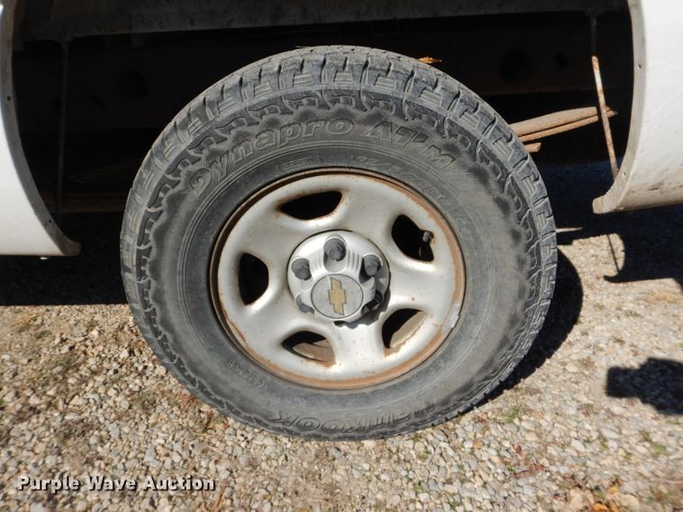 image for item DH2693 2004 Chevrolet Silverado 1500 pickup truck