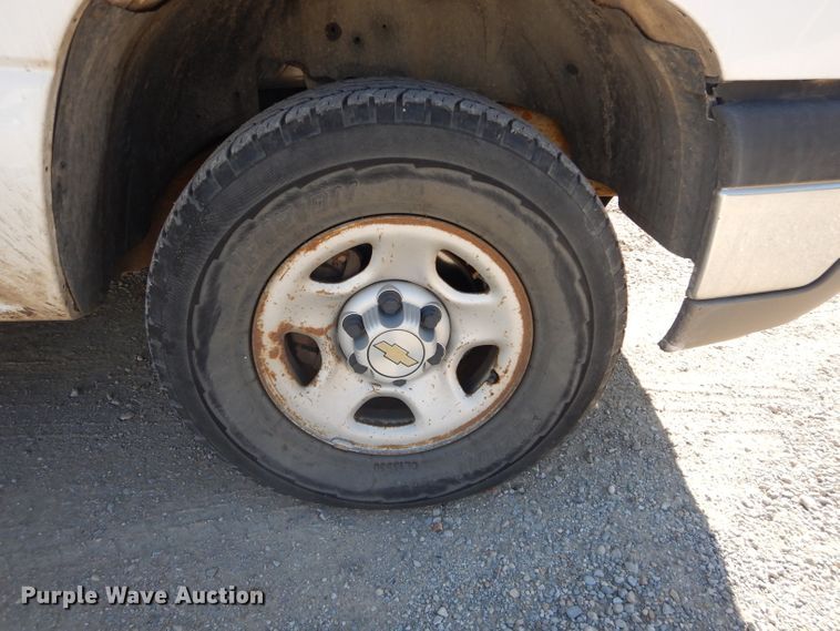 image for item DH2693 2004 Chevrolet Silverado 1500 pickup truck