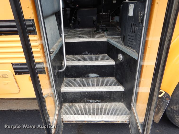 image for item DH6151 1993 International 3800 school bus