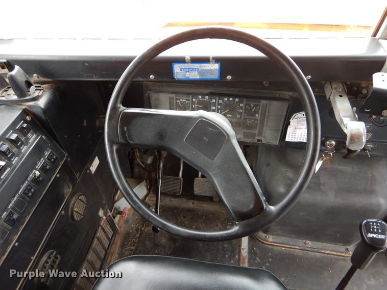 image for item DH6151 1993 International 3800 school bus