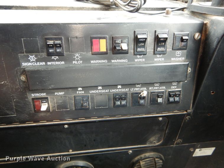 image for item DH6151 1993 International 3800 school bus