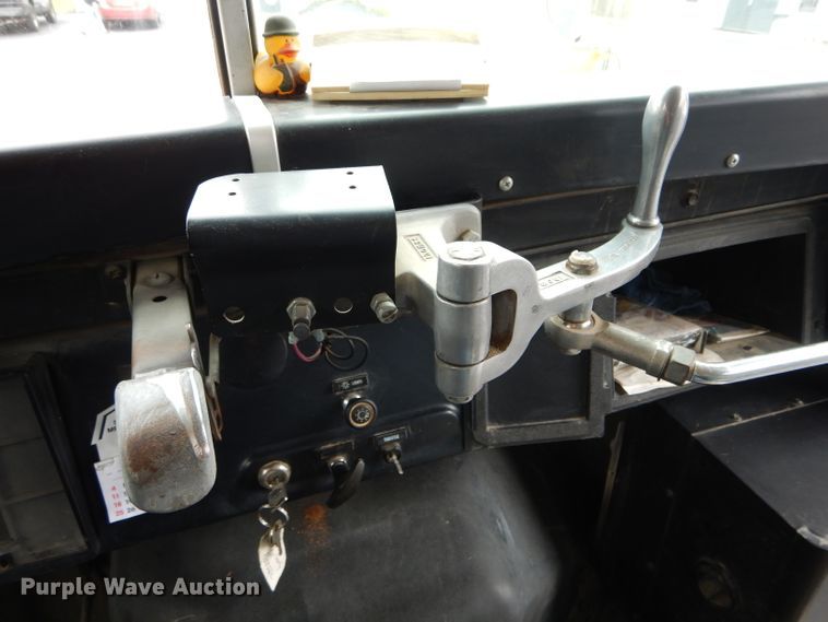 image for item DH6151 1993 International 3800 school bus