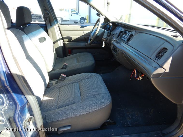 image for item DH6834 2004 Ford Crown Victoria Police Interceptor