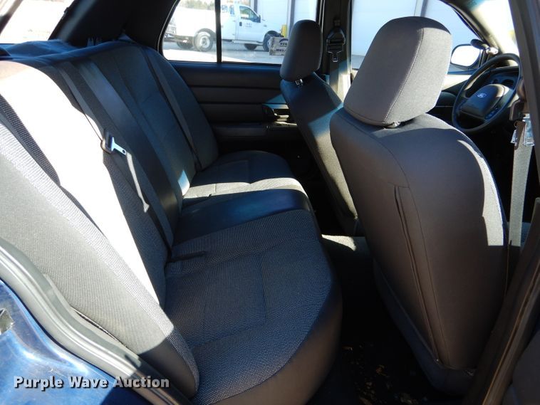 image for item DH6834 2004 Ford Crown Victoria Police Interceptor