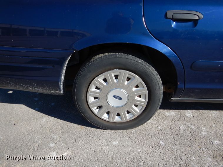 image for item DH6834 2004 Ford Crown Victoria Police Interceptor