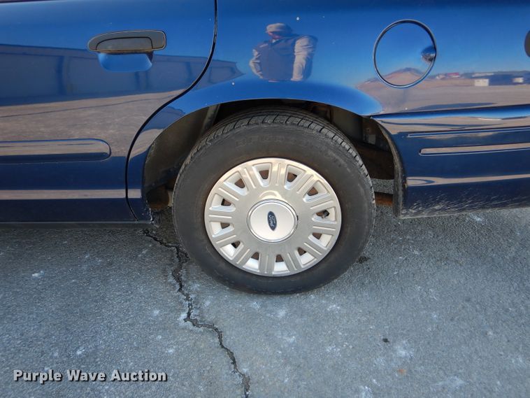 image for item DH6834 2004 Ford Crown Victoria Police Interceptor