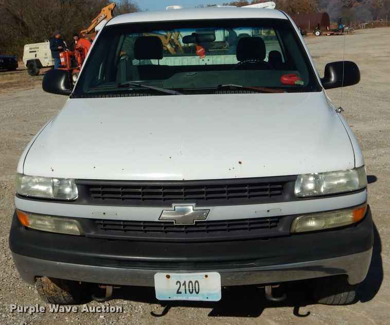 image for item DH6838 2002 Chevrolet Silverado 1500 pickup truck