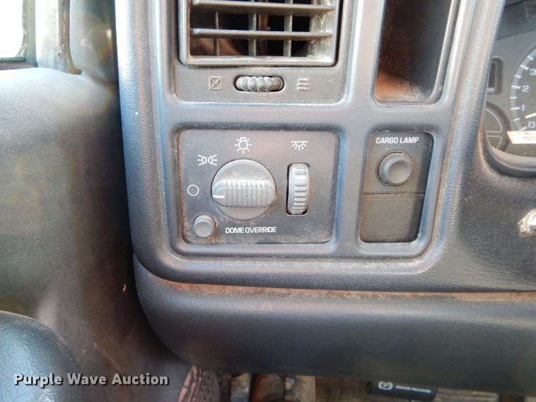 image for item DH6838 2002 Chevrolet Silverado 1500 pickup truck