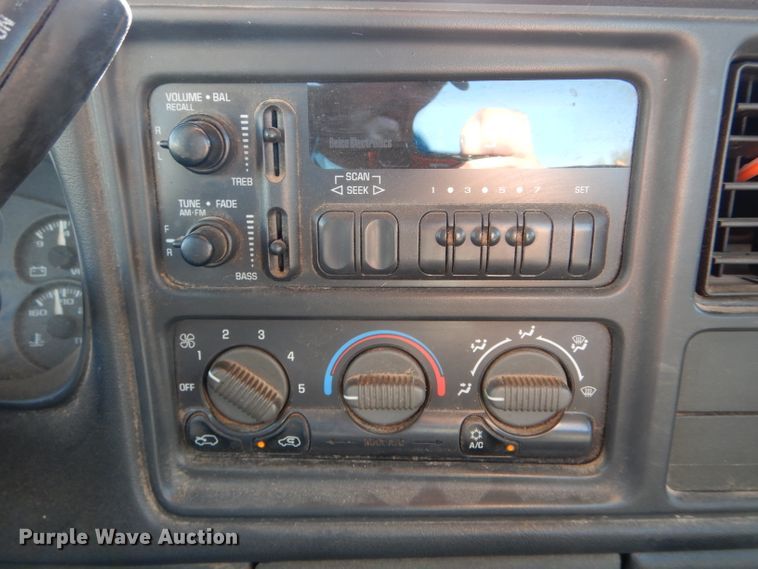 image for item DH6838 2002 Chevrolet Silverado 1500 pickup truck