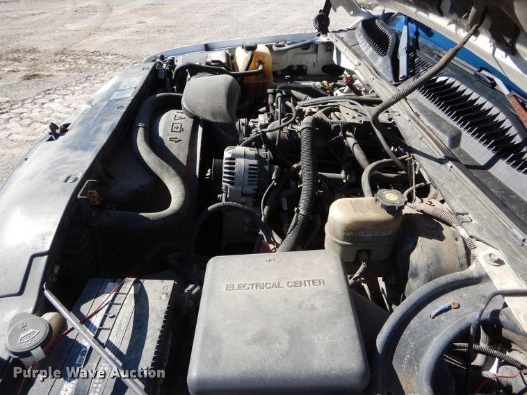 image for item DH6838 2002 Chevrolet Silverado 1500 pickup truck