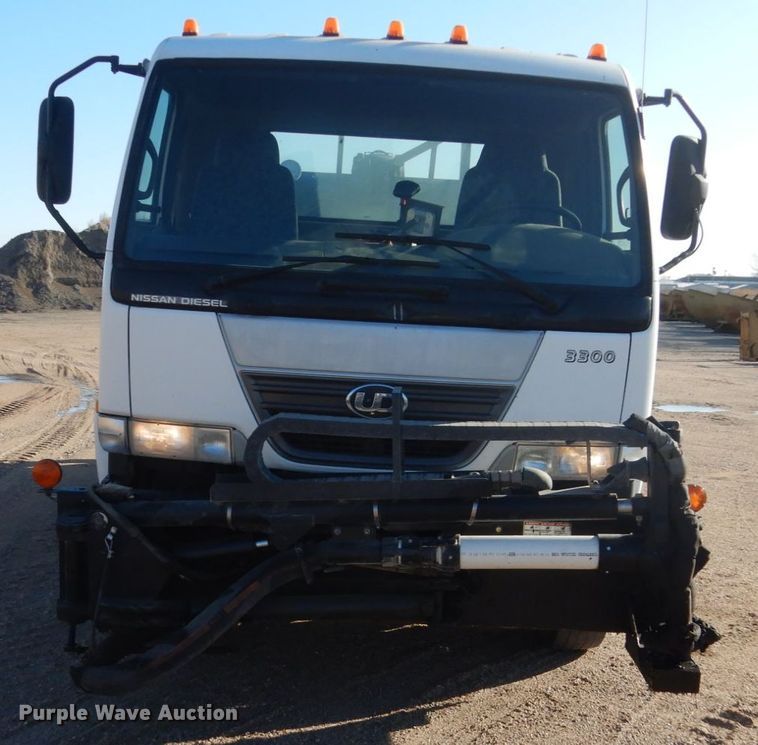 image for item EC9239 2010 UD 3300 truck with Rosco RA-400 patcher