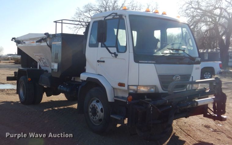 image for item EC9239 2010 UD 3300 truck with Rosco RA-400 patcher