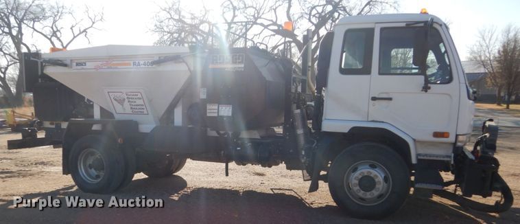 image for item EC9239 2010 UD 3300 truck with Rosco RA-400 patcher