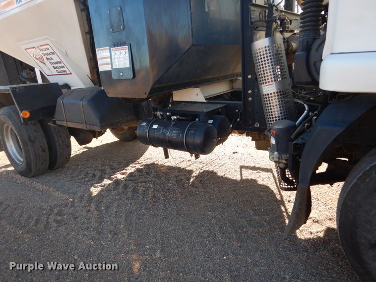 image for item EC9239 2010 UD 3300 truck with Rosco RA-400 patcher