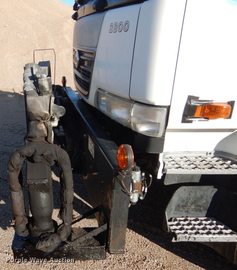 image for item EC9239 2010 UD 3300 truck with Rosco RA-400 patcher