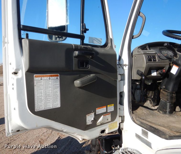 image for item EC9239 2010 UD 3300 truck with Rosco RA-400 patcher