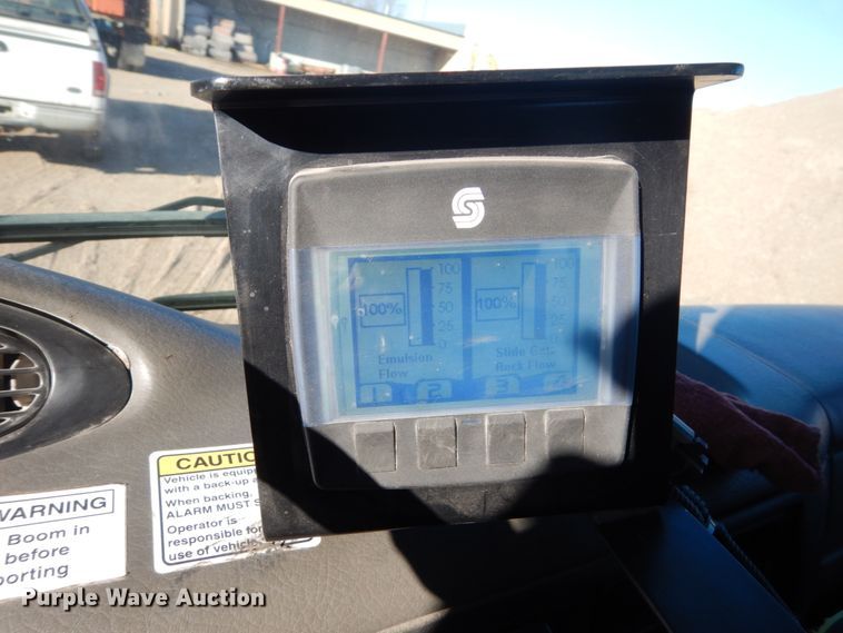 image for item EC9239 2010 UD 3300 truck with Rosco RA-400 patcher