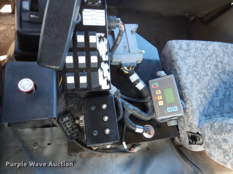 image for item EC9239 2010 UD 3300 truck with Rosco RA-400 patcher