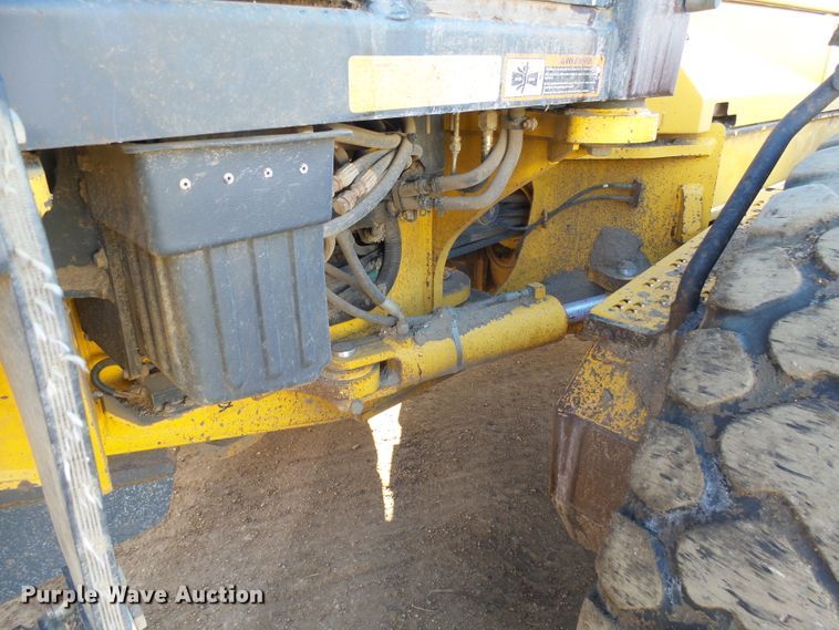 image for item EF9590 2011 John Deere 772GP motor grader