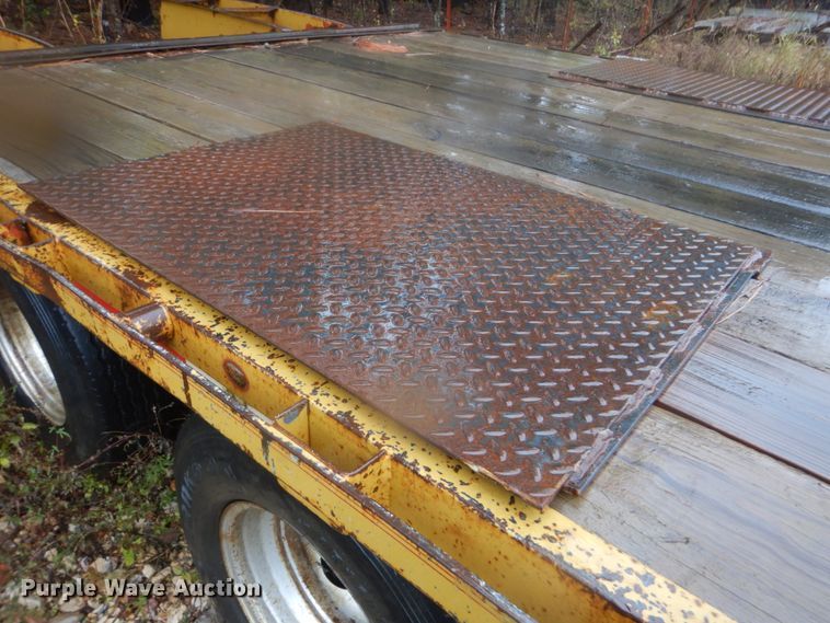 image for item FF9037 2006 Lamar utility trailer