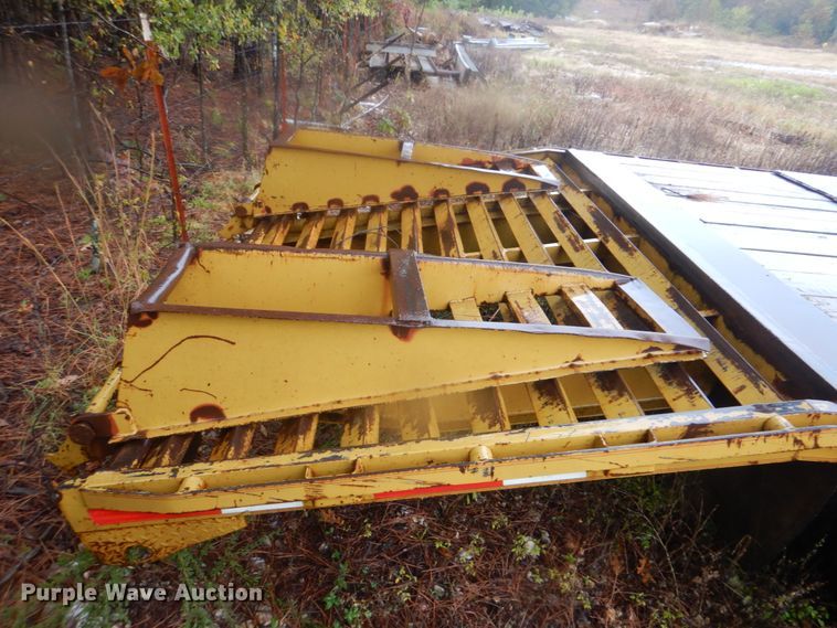 image for item FF9037 2006 Lamar utility trailer