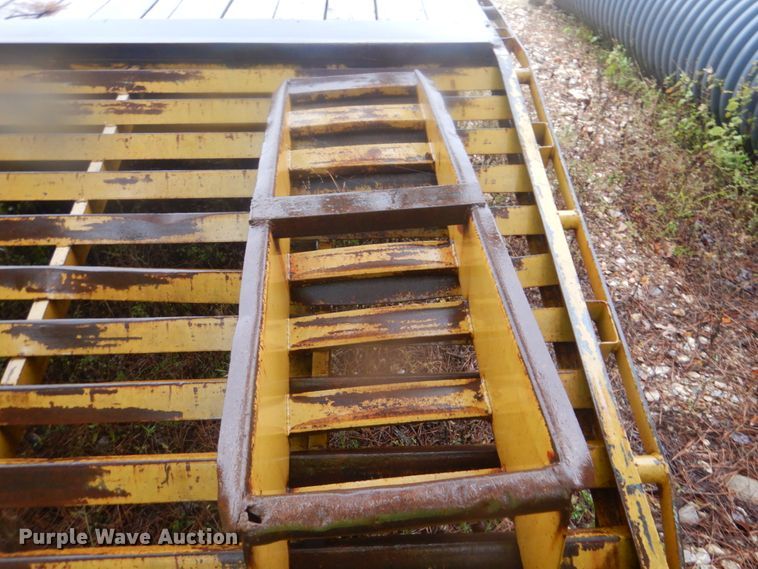 image for item FF9037 2006 Lamar utility trailer