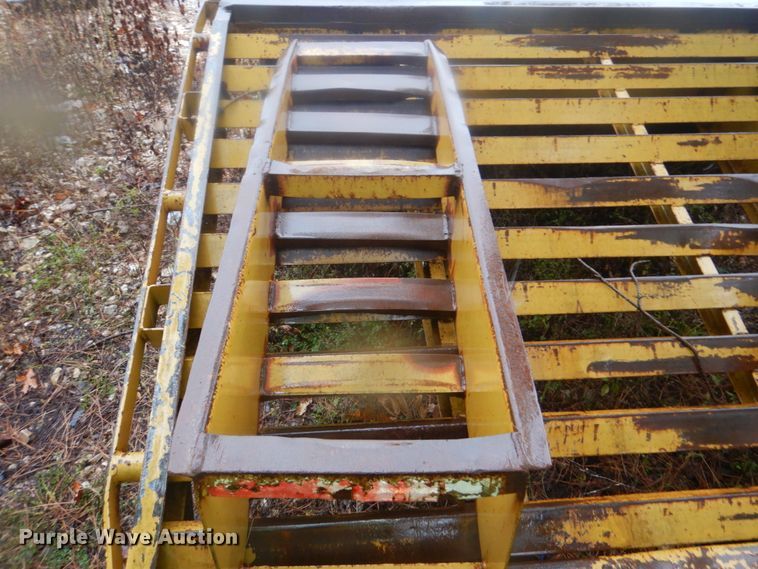 image for item FF9037 2006 Lamar utility trailer