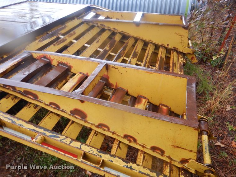 image for item FF9037 2006 Lamar utility trailer