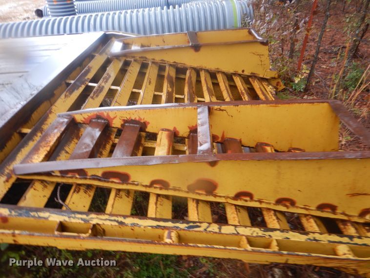 image for item FF9037 2006 Lamar utility trailer