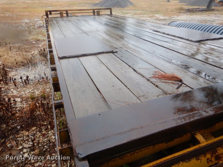 image for item FF9037 2006 Lamar utility trailer