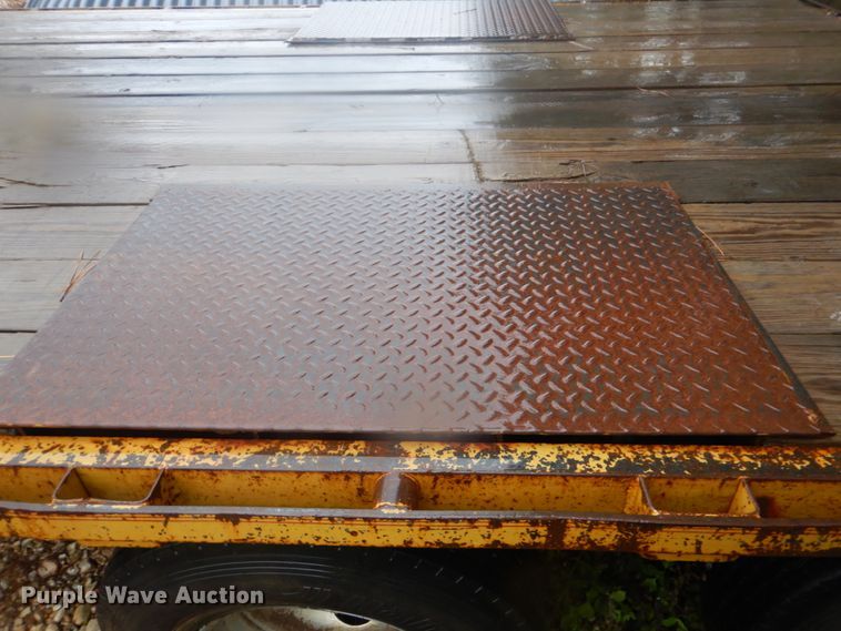 image for item FF9037 2006 Lamar utility trailer