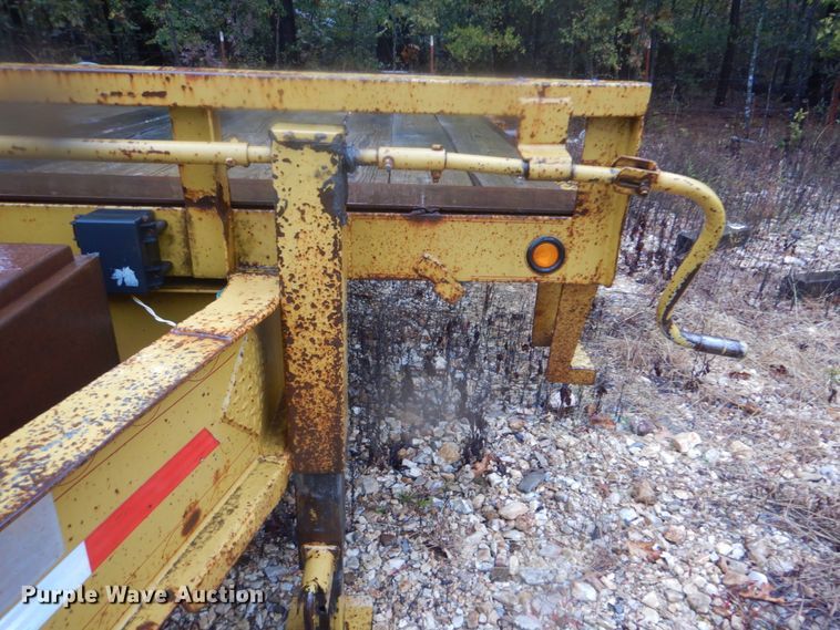 image for item FF9037 2006 Lamar utility trailer